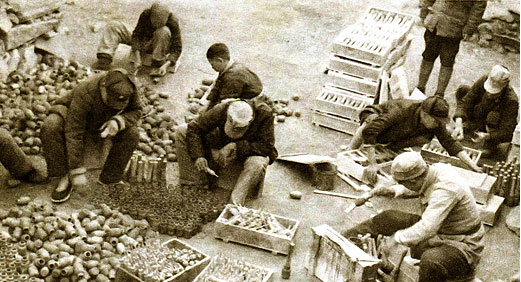 徐工集團的前身華興鐵工廠誕生，后發(fā)展為徐州重型機械廠