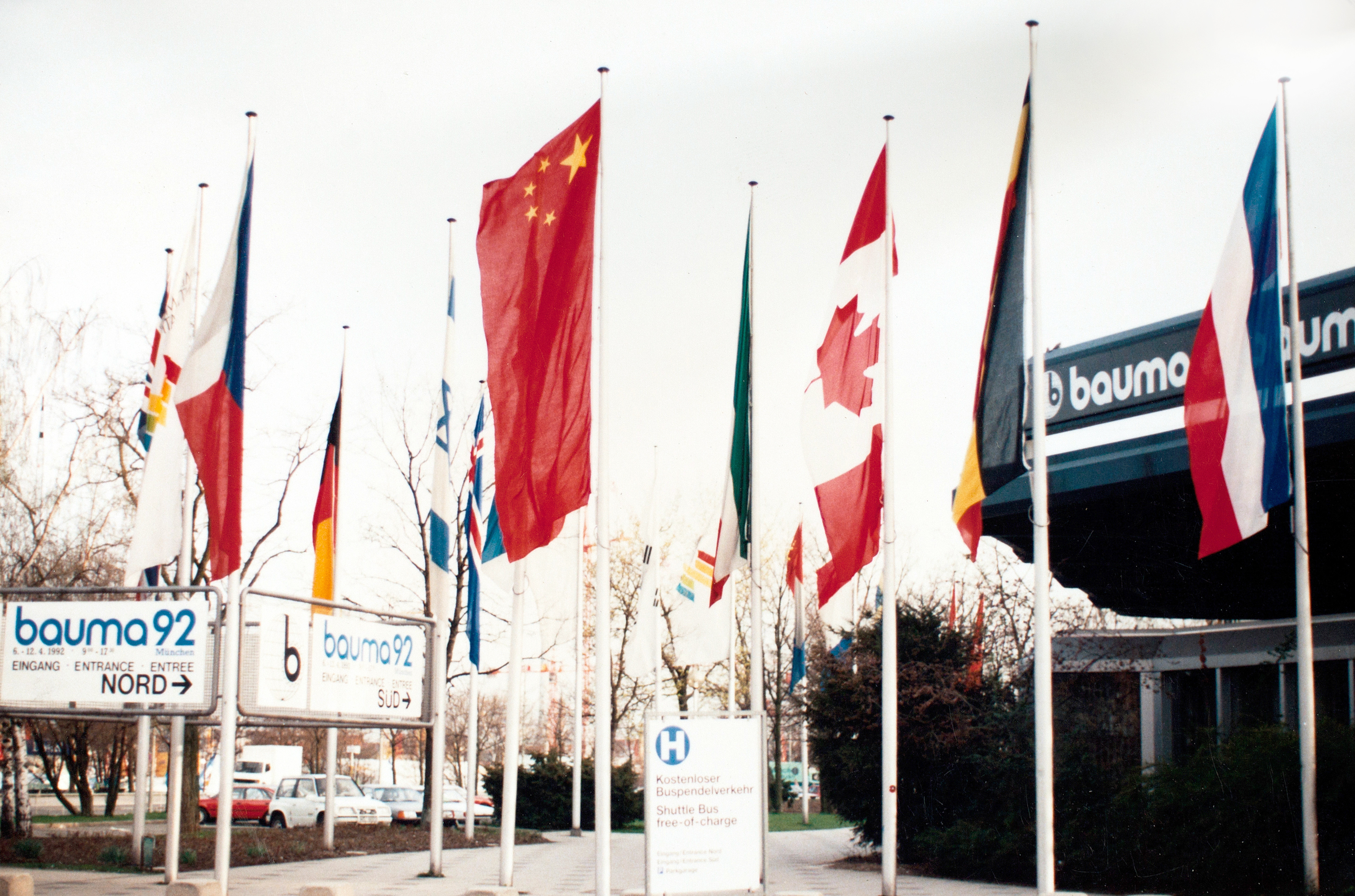 徐工成為行業(yè)首家取得自營出口權的企業(yè)，正式拉開國際化序幕；是年，徐工代表行業(yè)首次參加德國寶馬展