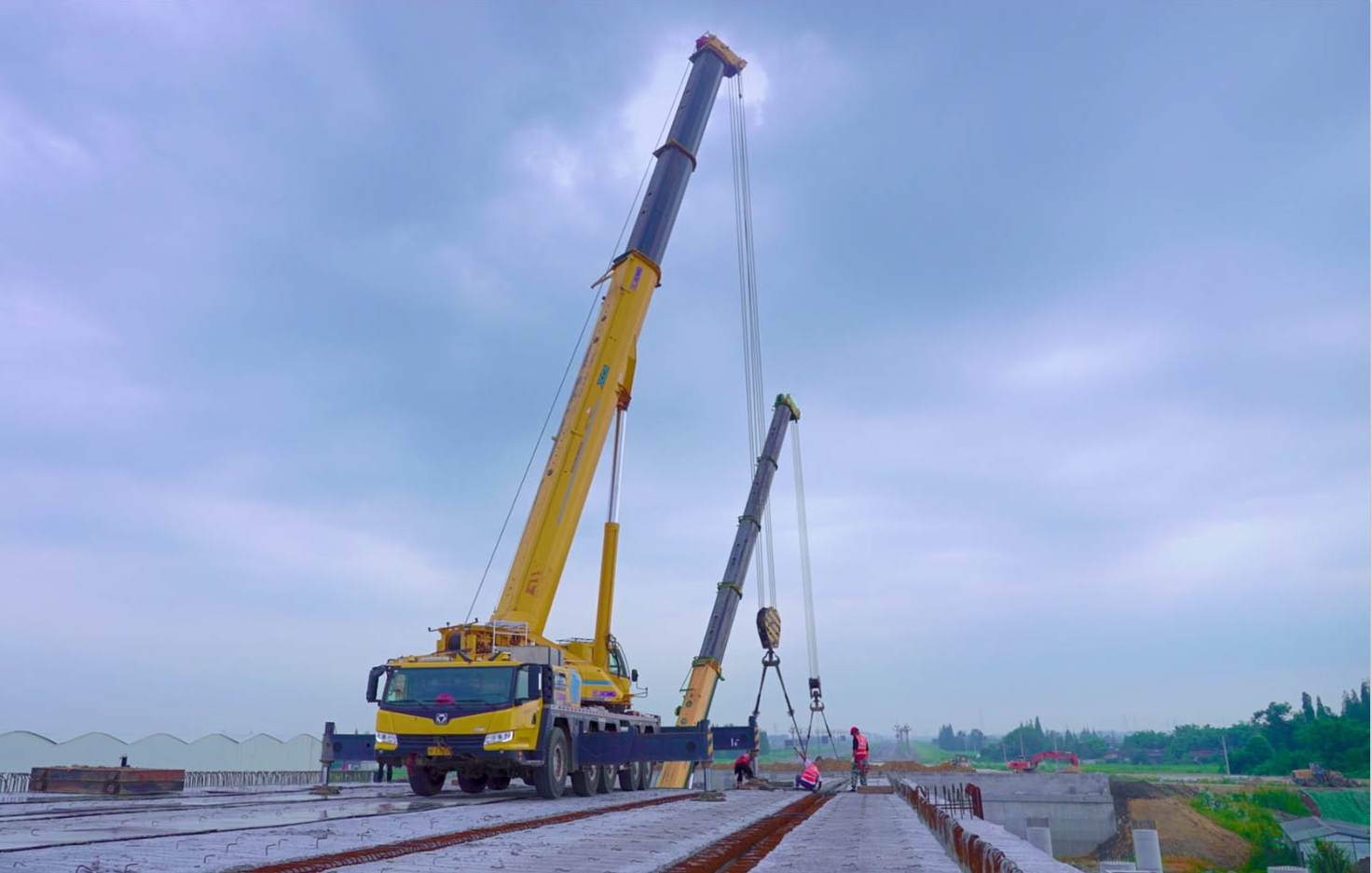 空中對(duì)飛接力！徐工三款百?lài)嵓?jí)聯(lián)袂抬吊！