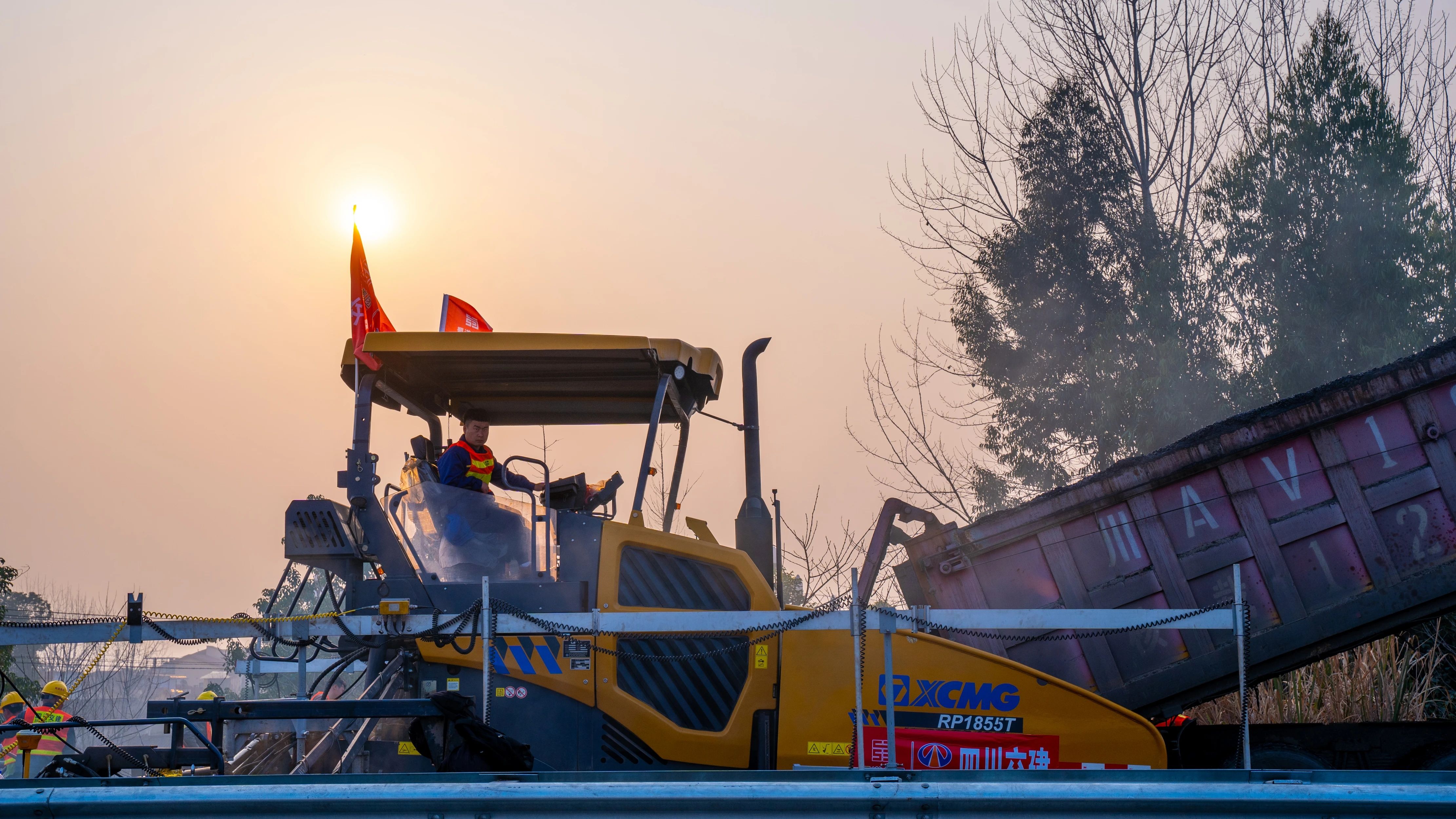 18天！徐工成套瀝青路面裝備助力成綿高速罩面施工！