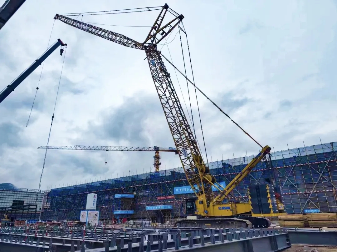 “鋼”鐵的意志！徐工XGC320履帶起重機(jī)參建大跨度鋼結(jié)構(gòu)工業(yè)廠房