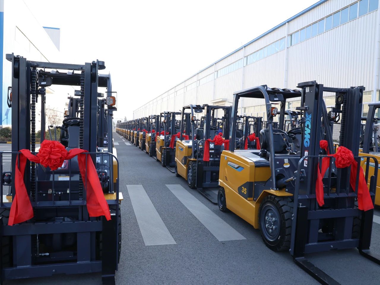 又是百余臺！徐工“鯤鵬”叉車批量交車