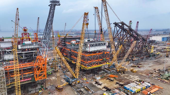 【全球之履】總重37000噸！徐工履帶兄弟團(tuán)助力大型深水導(dǎo)管架建設(shè)