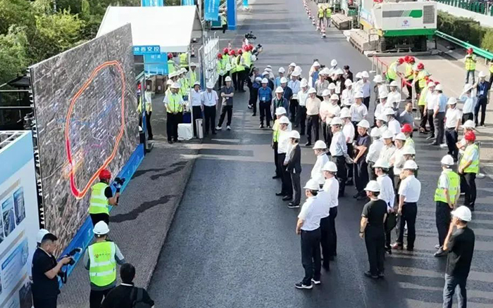 徐工數(shù)字化智能施工集群助力西安繞城高速養(yǎng)護(hù)工程！