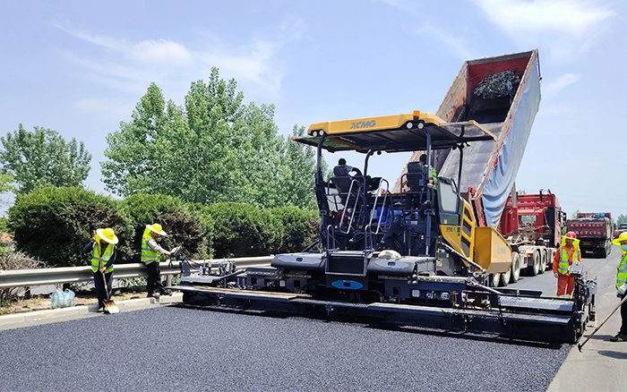 RP905IV攤鋪機(jī)閃耀淮徐高速！