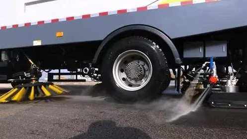 全力以“復(fù)”洗城清淤，徐工在行動(dòng)！