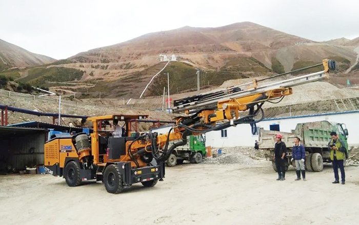 鐵礦開(kāi)采，徐工礦用液壓掘進(jìn)鉆車(chē)先入為主！