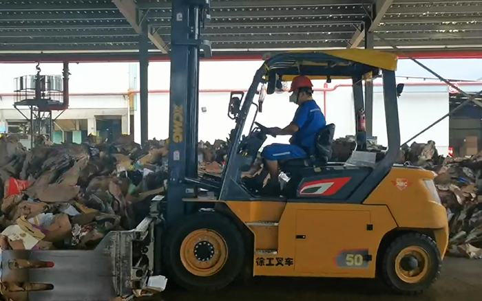 有實力！徐工孔雀電動叉車強勢入駐造紙行業(yè)