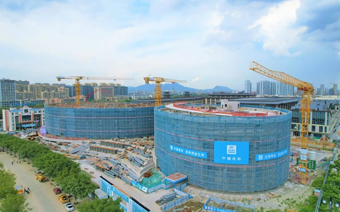 逐浪揚(yáng)帆，徐工塔機(jī)吊起蒼南大劇院“鋼鐵脊梁”
