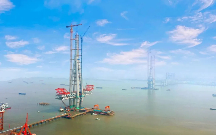 徐工建設！世界最高橋塔常泰長江大橋主塔順利封頂！