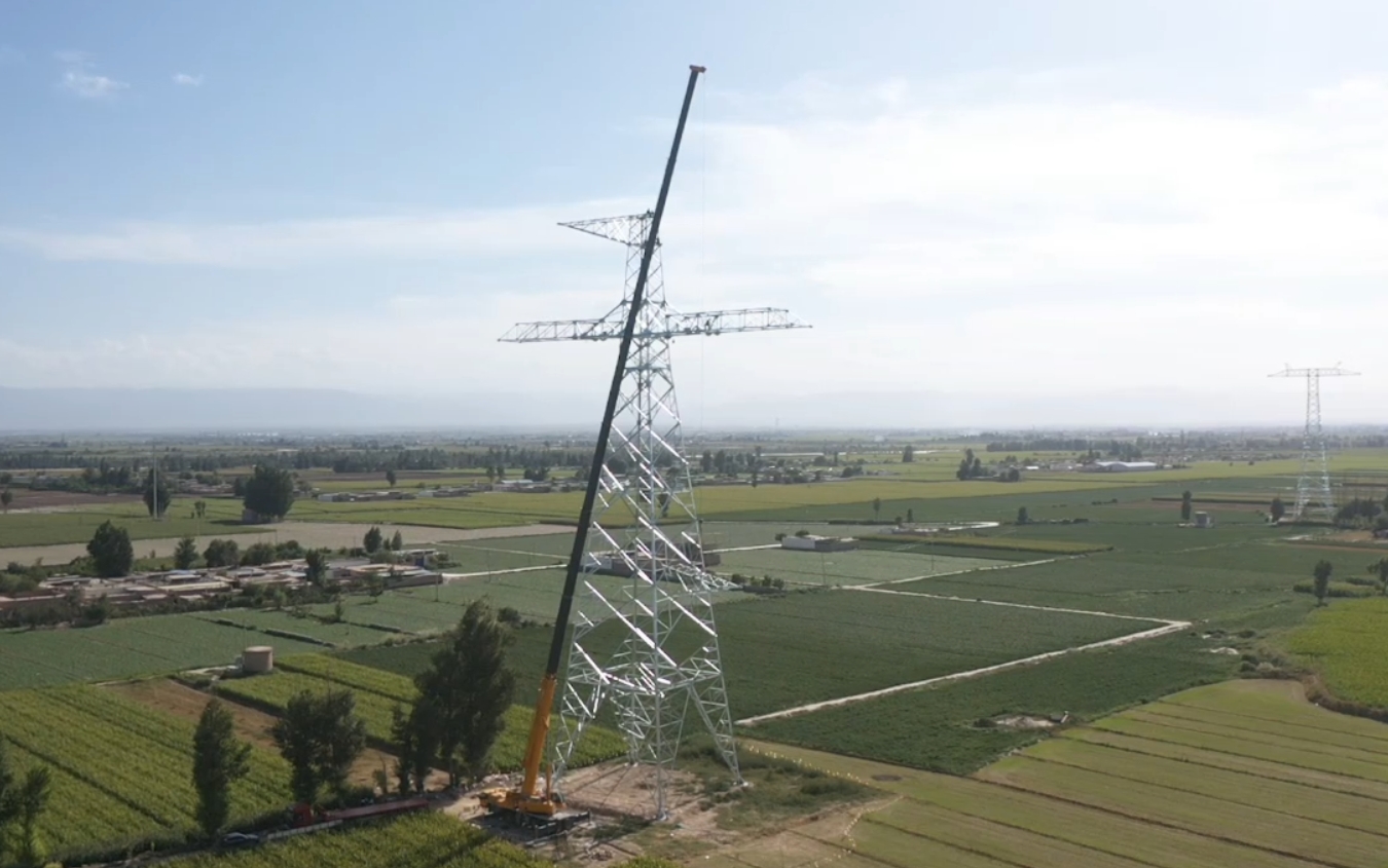 XCA200G8-1助力“哈重線”鐵塔吊裝！