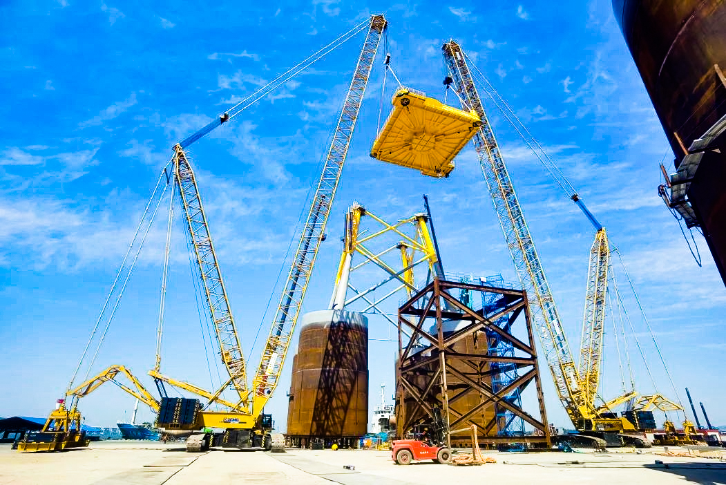 總重1972噸！徐工XGC12000助力大型導(dǎo)管架總組順利吊裝