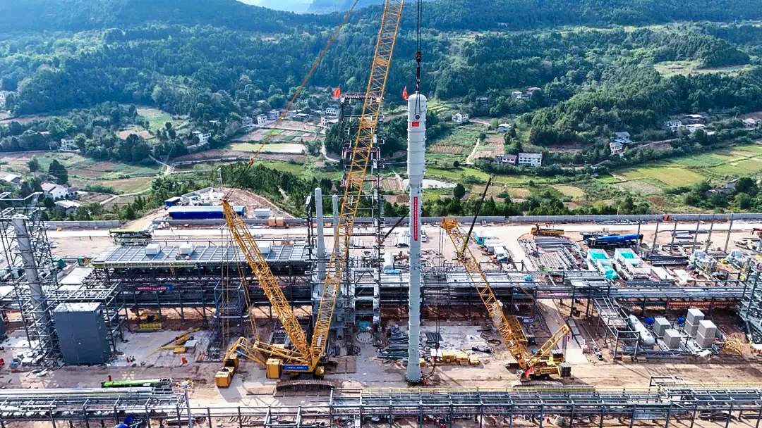 一次性成功！徐工履帶兄弟助力大型油氣田最長(zhǎng)整體塔類(lèi)吊裝