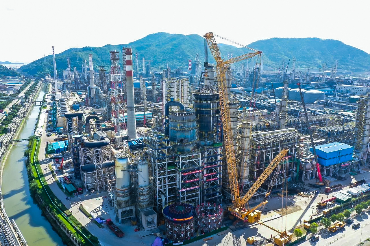 吊重達(dá)648.6噸！XLC30000助力石化設(shè)備大檢修