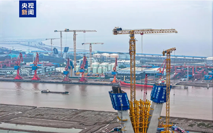 央視聚焦！徐工超大塔助建世界級橋梁工程！