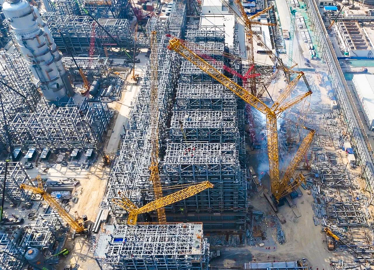 總重9000噸！XGC12000助力大型石化乙烯項(xiàng)目對(duì)流段模塊吊裝