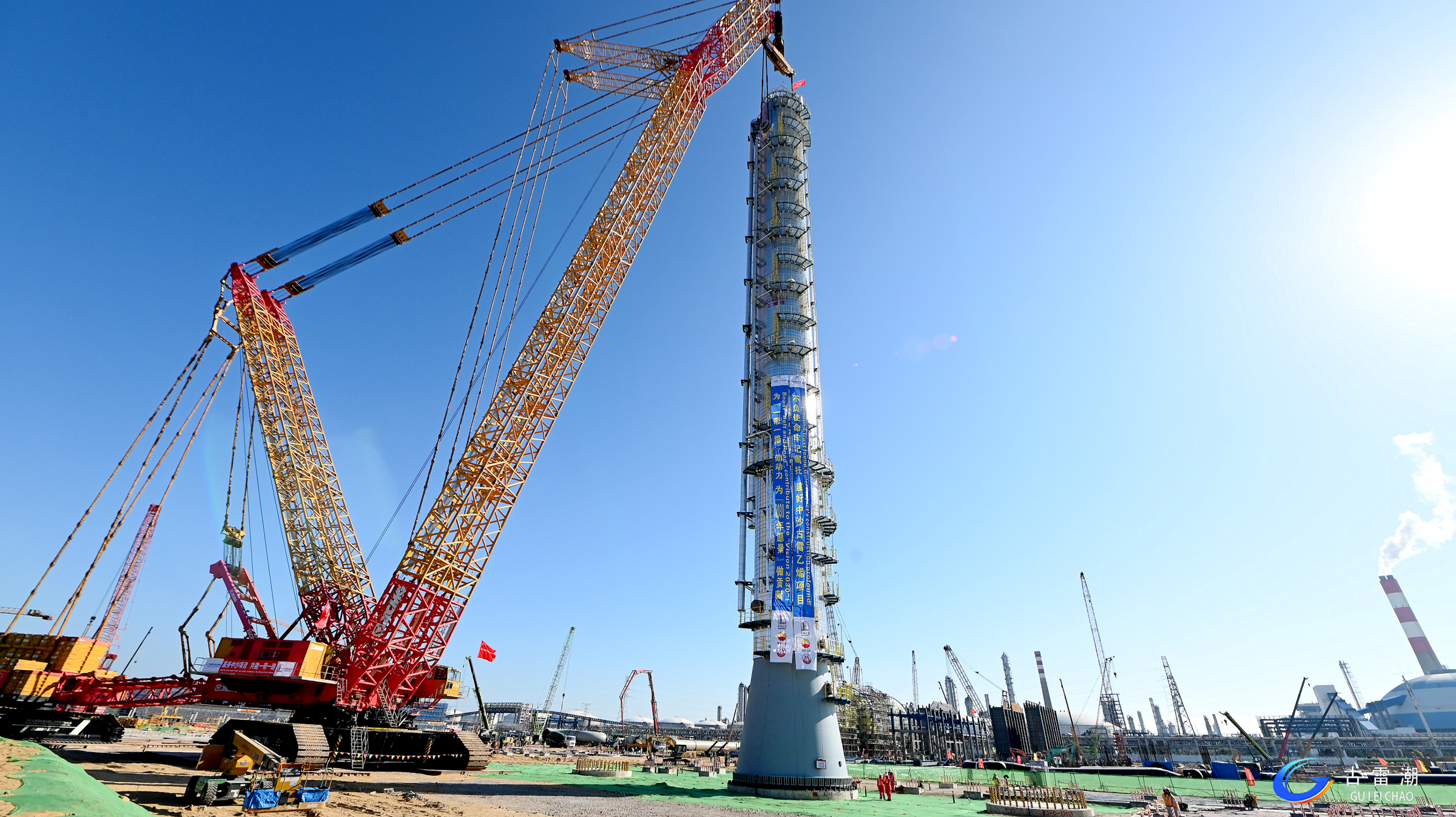 吊重1150噸！XGC88000助力大型石化項(xiàng)目首臺(tái)千噸級(jí)設(shè)備精準(zhǔn)就位