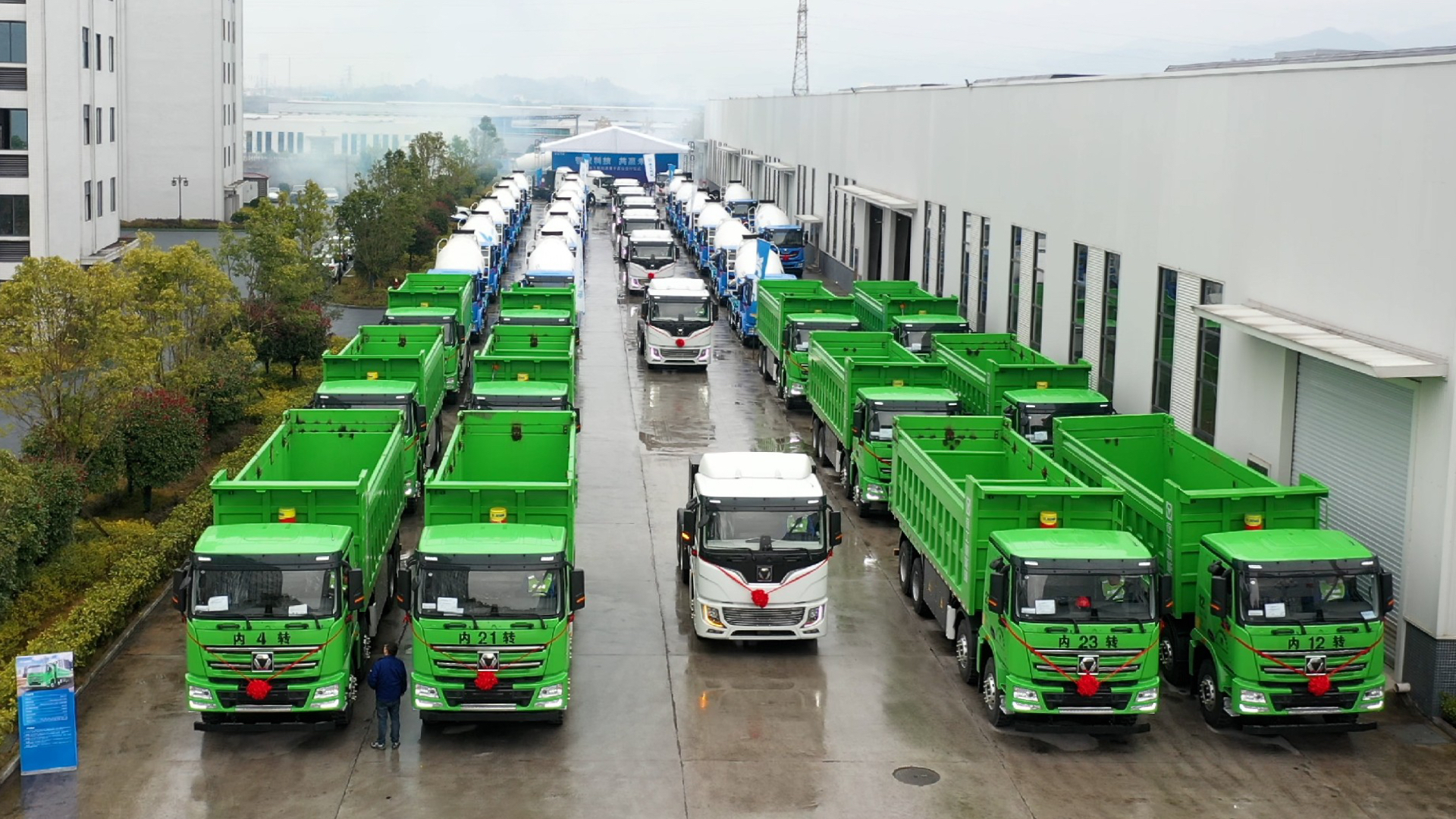  百臺徐工新能源成套化運輸設(shè)備交付盛況直擊