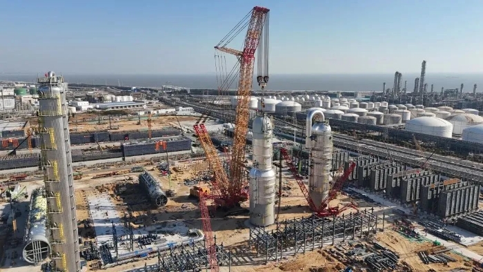 三小時(shí)制勝！徐工XGC88000助力2000噸石化設(shè)備成功就位