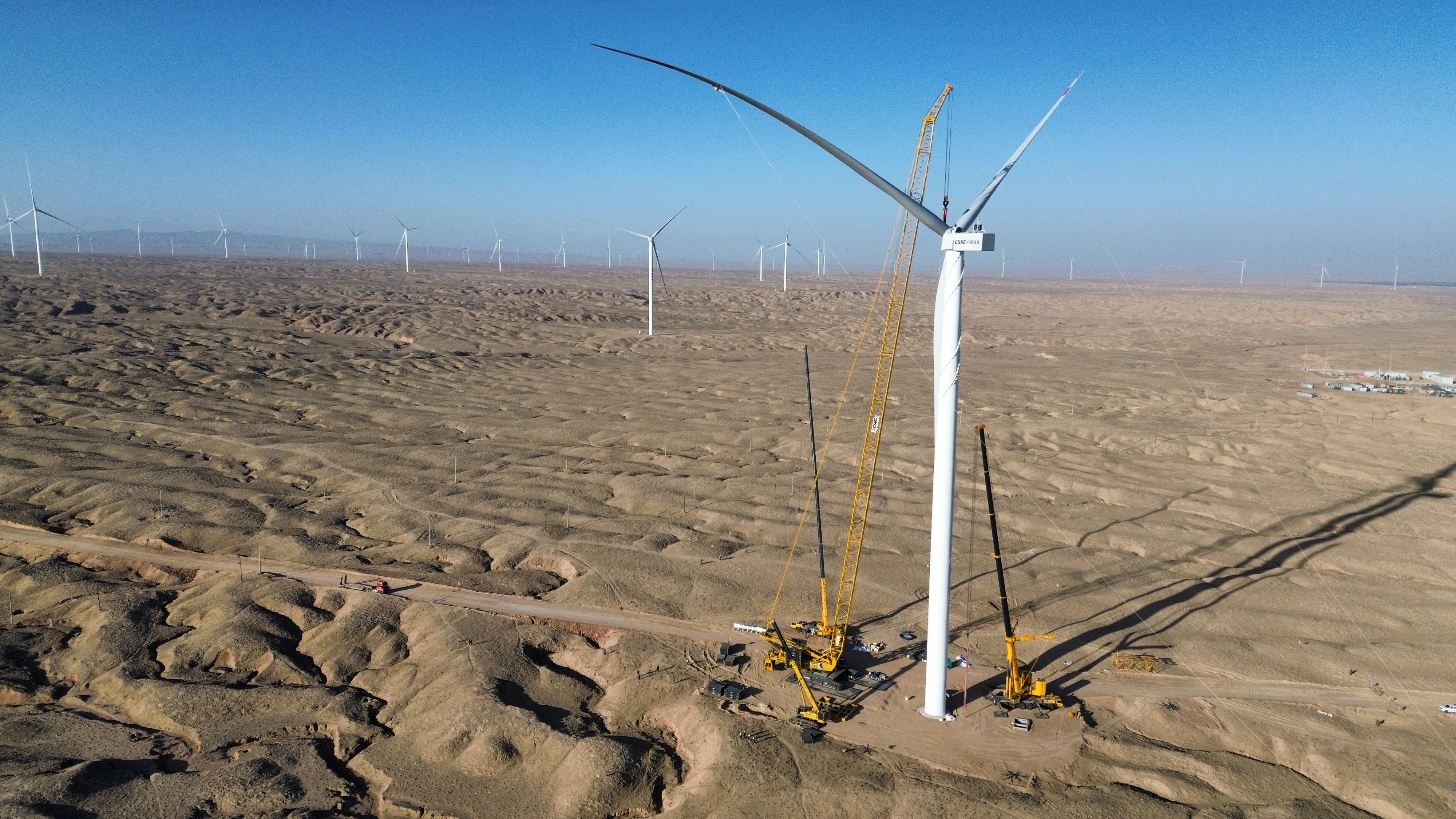 零誤差！XLC18000M助力10萬(wàn)千瓦風(fēng)力發(fā)電項(xiàng)目首臺(tái)風(fēng)機(jī)成功吊裝