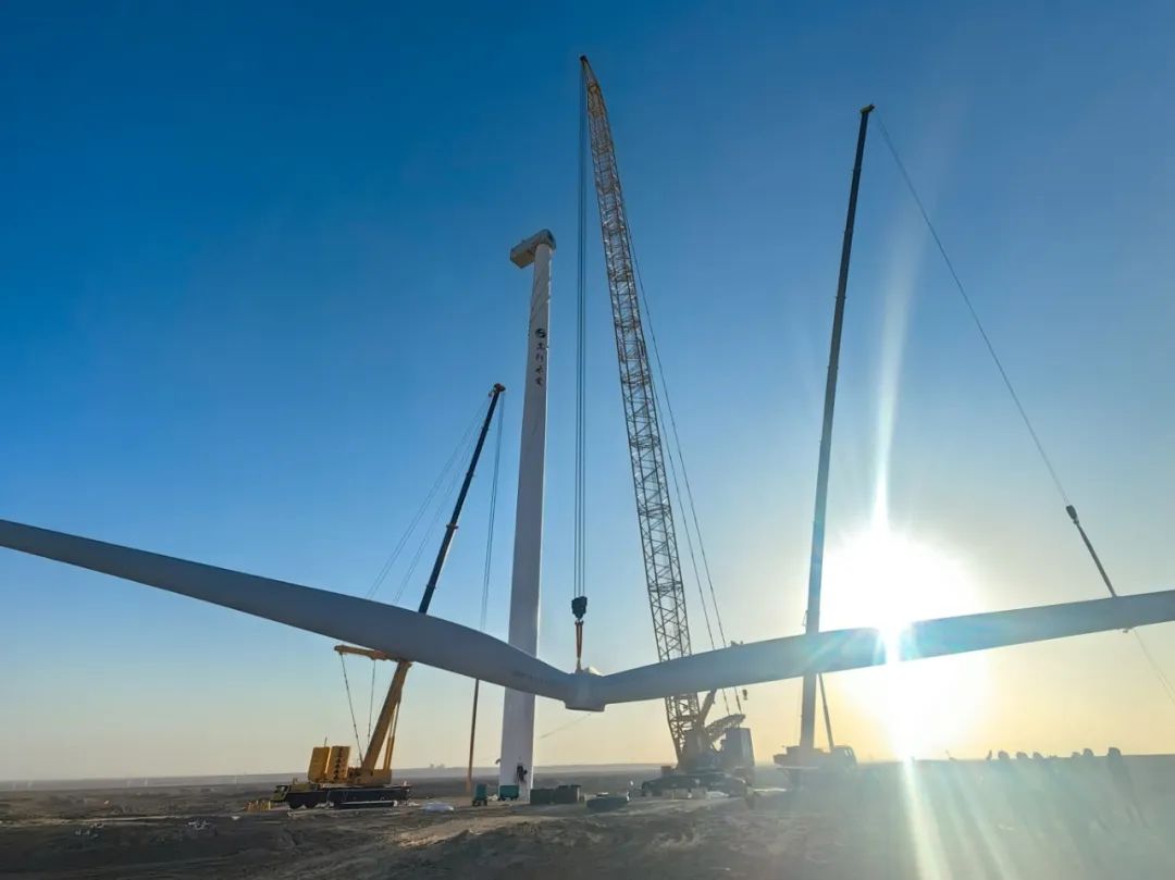 “零偏差”！西北戈壁現(xiàn)風(fēng)電“超級(jí)大片”，徐工XLC18000M領(lǐng)銜多機(jī)協(xié)同吊裝