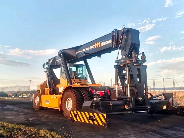 以質(zhì)提速！徐工傾斜吊具正面吊分鐘級響應(yīng)保障運輸安全暢通