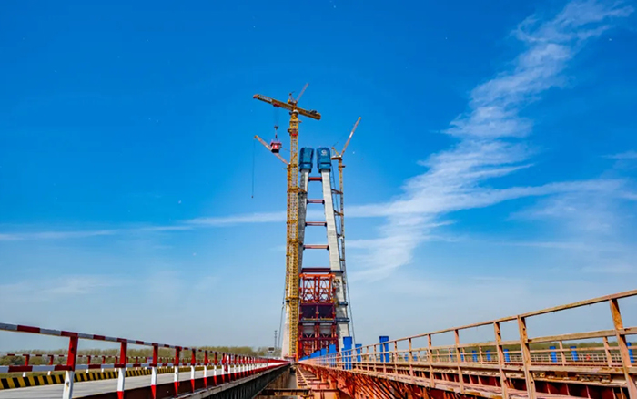 全球最大塔機亮相央視！徐工助力馬鞍山長江大橋主塔吊裝