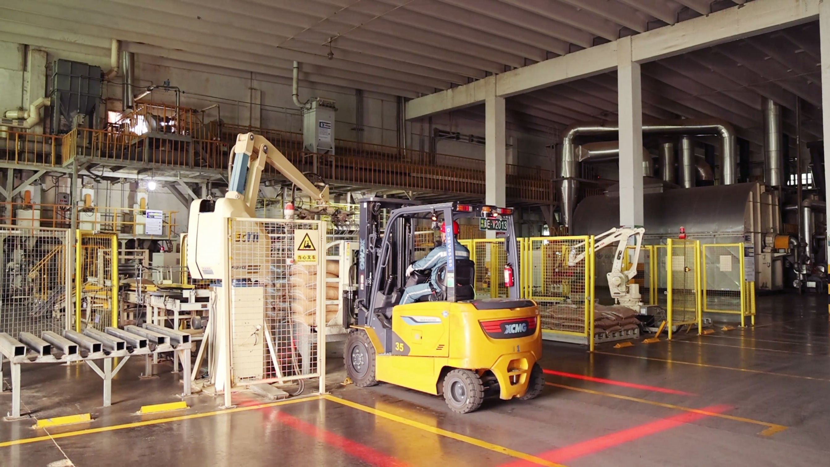 徐工鯤鵬系列新能源叉車，食品廠物料搬運新方案