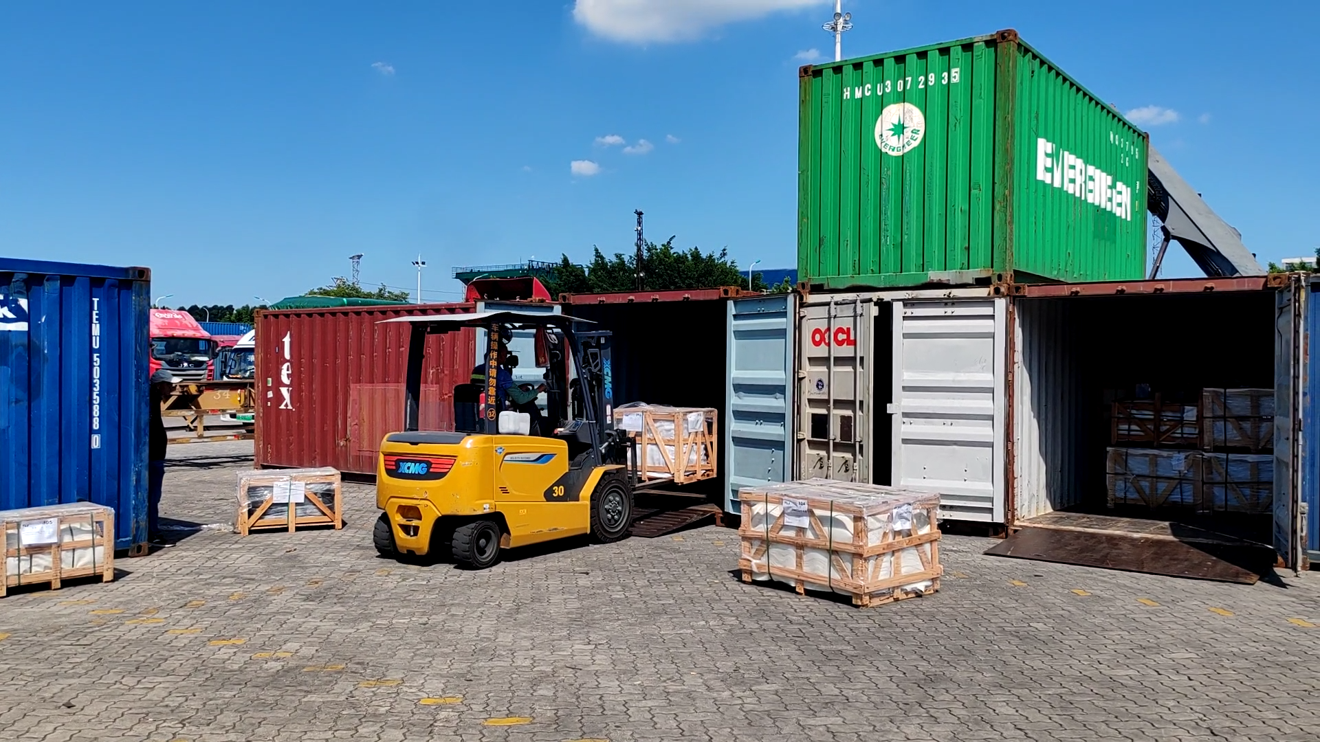 可進箱操作的徐工電動平衡重叉車