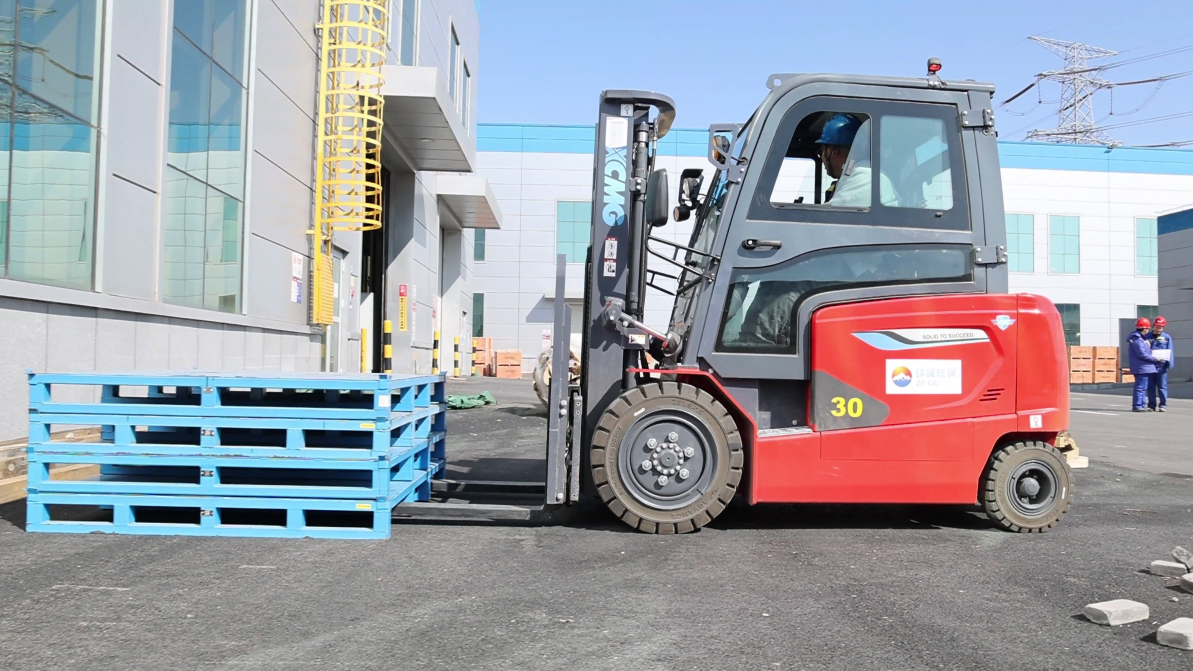 小巧精悍，徐工鯤鵬系列電動平衡重叉車制造業(yè)大展身手