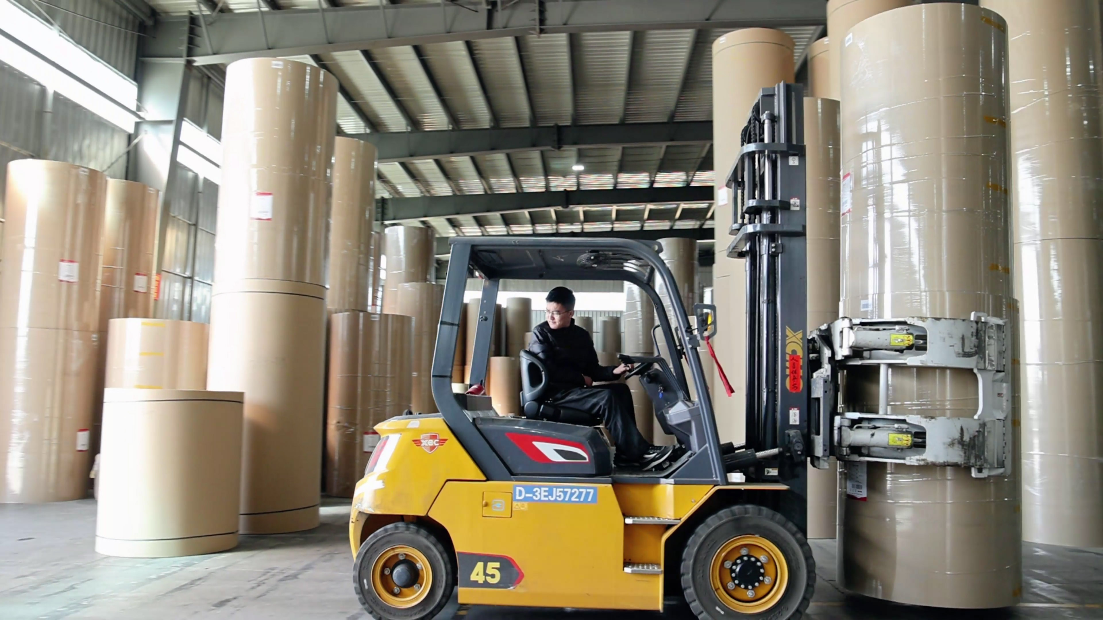 紙卷廠搬運利器，徐工孔雀系列高壓重載電動叉車