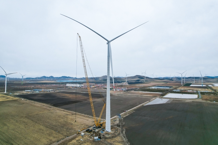 高空之巔，再鑄榮光！XLC18000M助力大型風(fēng)電場(chǎng)首臺(tái)185米風(fēng)機(jī)成功吊裝
