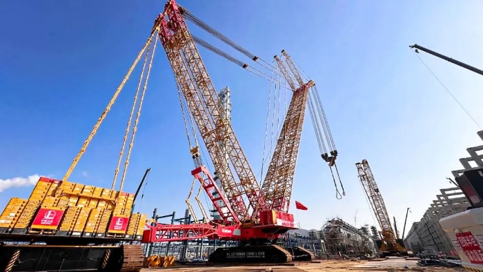 全球首臺(tái)問(wèn)世的4000噸履帶式起重機(jī)，再創(chuàng)國(guó)內(nèi)吊裝新紀(jì)錄！