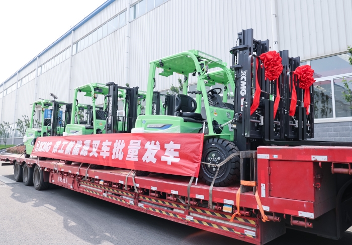 徐工鯤鵬系列電動平衡重叉車，再掀浦東貨運站高效物流新篇