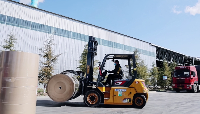 安全穩(wěn)如泰山，高效快人一步！徐工孔雀叉車造紙行業(yè)顯身手