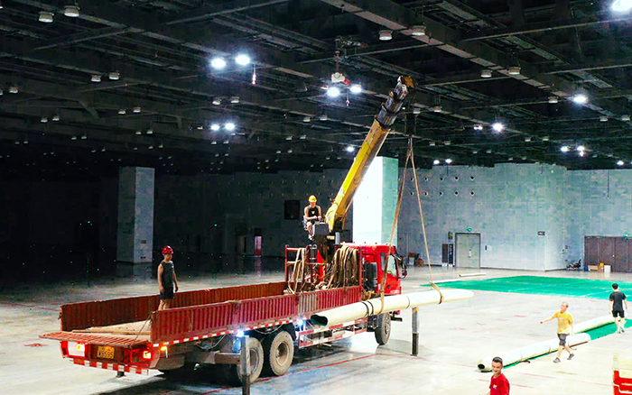 高效穩(wěn)護(hù)航，徐工隨車起重機(jī)賦能廣西會(huì)展中心體育場(chǎng)館塑膠鋪設(shè)