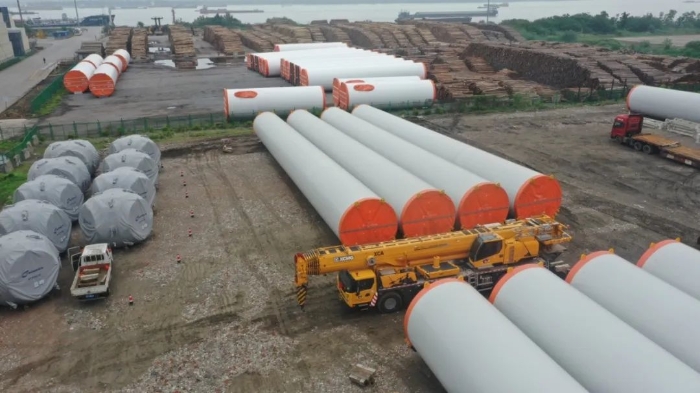 空間太??？在下徐工G2代可變支腿，百噸塔筒在港口“穩(wěn)運”！