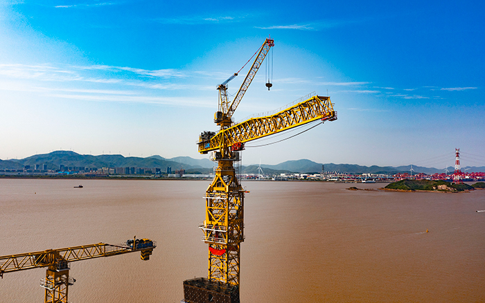 雙塔筑脊梁！徐工超大塔助建世界級大橋