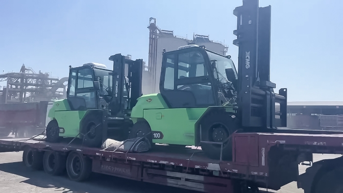 從室內(nèi)到室外，24小時不停歇！徐工孔雀叉車扎根新疆鋼材廠