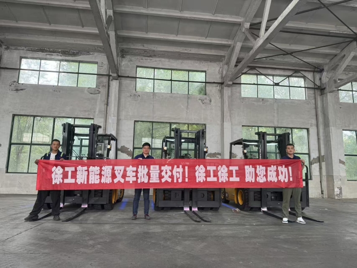 品質(zhì)與服務(wù)共拓市場新局！徐工孔雀叉車賦能冶金行業(yè)