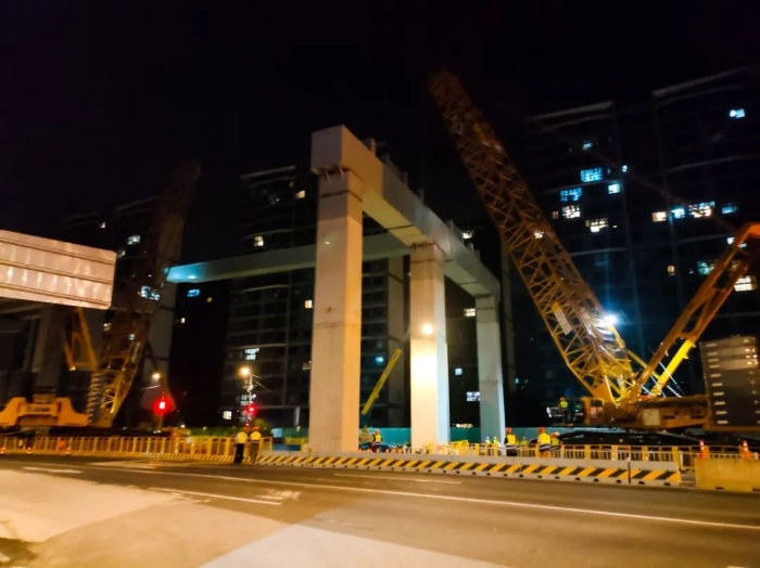 雙機聯(lián)動，毫米操控！徐工XGC11000高效破解高架橋施工難題