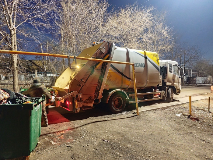 徐工后裝壓縮式垃圾車助力阿斯塔納：高效環(huán)保，助力城市清潔