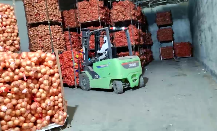 徐工鯤鵬系列新能源叉車，為食品冷庫工廠注入綠色動能