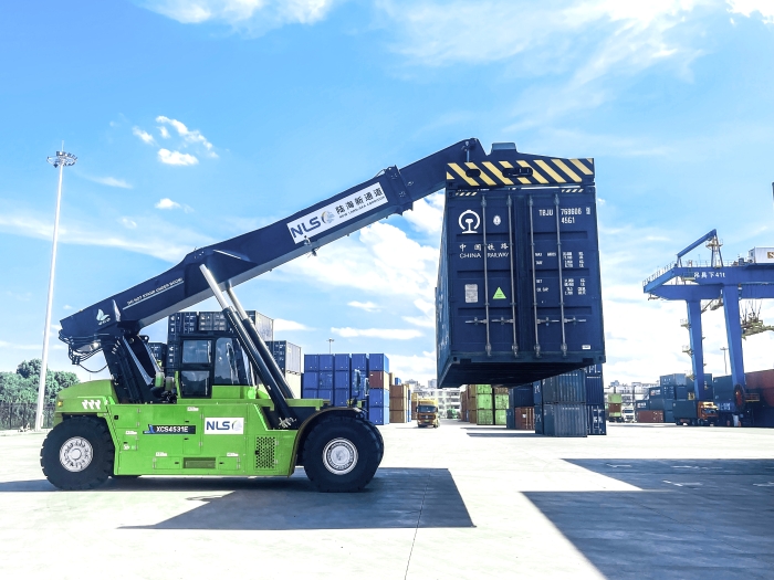 降本減碳雙突破！徐工XCS4531E領(lǐng)航西部陸海新通道核心樞紐綠色煥新