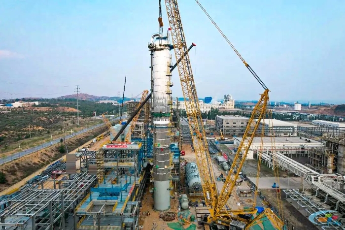 二十載老將再建功！徐工QUY450協(xié)助XGC12000輕松搞定百?lài)嵕s塔