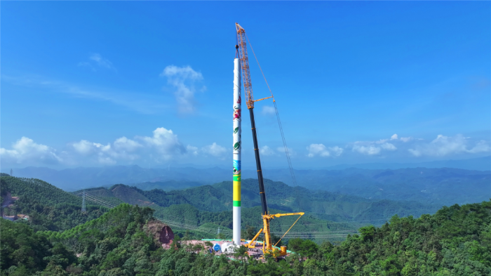 402噸重載轉(zhuǎn)場(chǎng)！全球第一吊“輕松駕馭”崎嶇山路