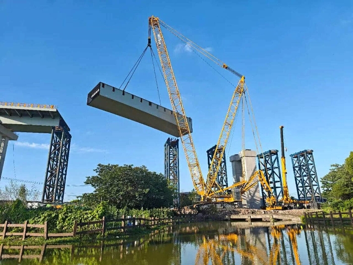 螺螄殼里做道場？徐工XGC11000高架旁上演“極限操作”