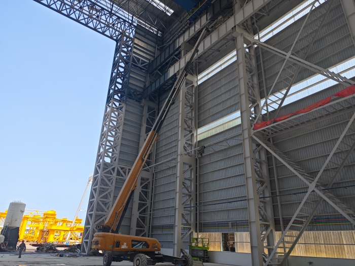 52米“巨臂”顯神通！徐工純電動(dòng)高空作業(yè)平臺(tái)高效攻堅(jiān)藍(lán)水海洋車間擴(kuò)建