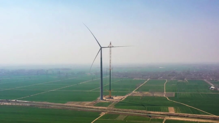 暴雨中橫走的 “鋼鐵巨獸”！徐工 4000 噸起重機(jī)撐起 160 米風(fēng)電，這細(xì)節(jié)太硬核！