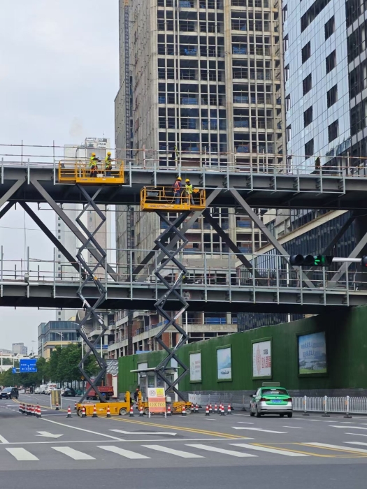小巧身手大作為！徐工剪叉車助力市政橋梁煥新顏